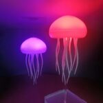 Lampe en forme de méduse avec éclairage LED coloré, idéale pour décoration intérieure moderne et ambiance relaxante.