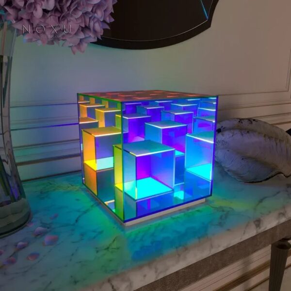 Vitrine en cubes lumineux multicolores, décorative et moderne, idéale pour la décoration intérieure ou comme pièce d'accent dans un espace contemporain.