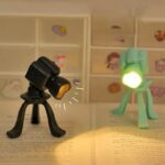 Caméra et projecteur en forme de robots en bois, décorations originales pour un univers scientifique ou créatif, parfaits pour la décoration intérieure ou comme cadeaux éducatifs.