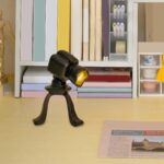 Lampe de bureau scientifique compacte et moderne pour décoration intérieure, idéale pour un bureau ou une étagère avec un style industriel ou scientifique.