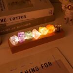 Lampe décorative avec pierres lumineuses multicolores pour ambiance cosy et originale.