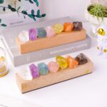 Collection de pierres en quartz colorées sur supports en bois, idéale pour la décoration scientifique et éducative.