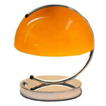 Lampe de bureau orange vintage avec base en métal chromé, design élégant et rétro, idéale pour une décoration scientifique ou moderne.