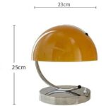 Lampe de bureau vintage orange avec base en métal, design élégant et rétro, idéale pour un bureau ou une décoration intérieure moderne.