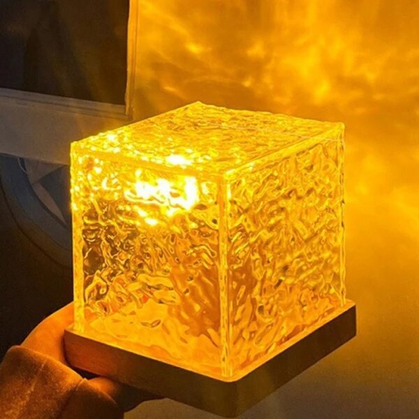 Lampe cube en verre givré avec lumière chaude, décoration moderne et élégante.