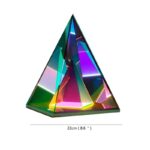 Pyramide en verre iridescent avec éclairage LED coloré, décoration moderne et lumineuse pour intérieur ou bureau.