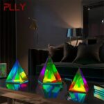 Vases en verre coloré en forme de pyramide, décoratifs modernes pour intérieur, avec effets lumineux multicolores.