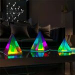 Pyramides en verre LED multicolores, décoration moderne et lumineuse pour intérieur, ambiance colorée et design innovant, parfait pour embellir votre espace de vie ou de travail.