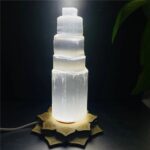 Lampe décorative en forme de pyramide de sel luminescente, idéale pour une décoration originale et apaisante dans un intérieur scientifique ou moderne.