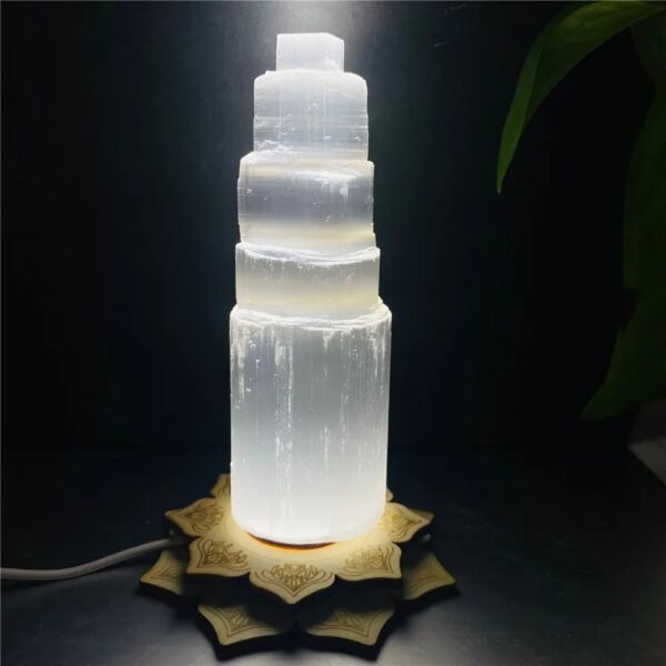 Lampe décorative en forme de pyramide de sel luminescente, idéale pour une décoration originale et apaisante dans un intérieur scientifique ou moderne.