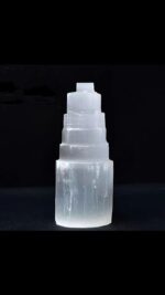 Vase en cristal de sel de l'Himalaya, décoration unique et naturelle, parfait pour une ambiance zen ou comme objet de décoration original.