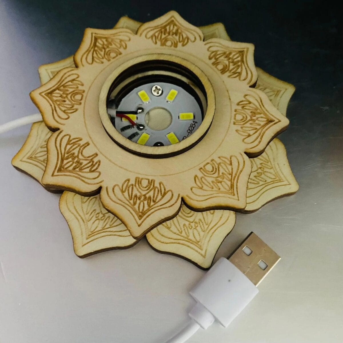 Lampe LED en forme de soleil en bois avec design gravé, idéale pour décoration scientifique ou éducative. Fonctionne avec câble USB pour une utilisation pratique.