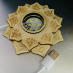 Lampe LED en forme de soleil en bois avec design gravé, idéale pour décoration scientifique ou éducative. Fonctionne avec câble USB pour une utilisation pratique.