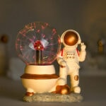 Porte-clés décoratif représentant un générateur de foudre miniature avec un astronaute, idéal pour les amateurs de science et d'astronomie.