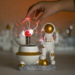 Ampoule scientifique avec éclair électrique et figurine d'astronaute dorée.