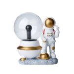 Décoration scientifique avec astronaute et globe de neige, idéale pour une ambiance spatiale et éducative dans votre intérieur.