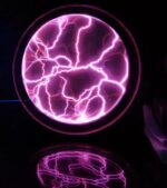 Éclair électrique violet dans une boule de plasma illuminée, illustrant la science et la technologie.