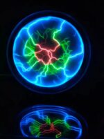 Boule de plasma électrique avec éclairs bleus, verts et rouges, créant un effet lumineux dynamique dans un environnement sombre.