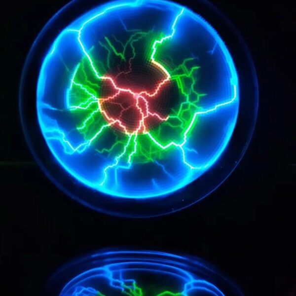 Boule de plasma électrique avec éclairs bleus, verts et rouges, créant un effet lumineux dynamique dans un environnement sombre.