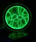 Éclair électrique vert brillant dans un panneau circulaire, illustrant une décharge électrique ou un phénomène électrique spectaculaire, parfait pour la décoration scientifique.
