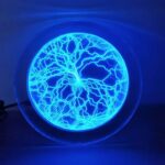 Horloge électrique LED illuminée en bleu avec un design de circuit imprimé, créant une ambiance moderne et technologique. Parfait pour la décoration scientifique ou geek.
