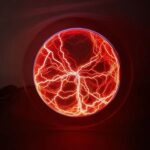 Illustration d'une boule de foudre électrique rouge et orange avec des éclairs lumineux, représentant un phénomène électrique spectaculaire.