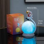 Lampe de nuit lunaire avec figurine d'astronaute pour décoration scientifique et éducative.