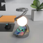 Lampe de bureau moderne avec globe lumineux et bras flexible, idéale pour un espace de travail ou d'étude. Design élégant et fonctionnel, combinant technologie et décoration scientifique.