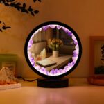 Lampe miroir LED violette avec décoration florale pour une ambiance chaleureuse.