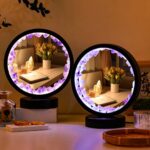 Miroir de maquillage avec éclairage LED intégré, parfait pour une routine beauté précise et élégante. Design moderne avec cadre lumineux violet, idéal pour chambre ou salle de bain.