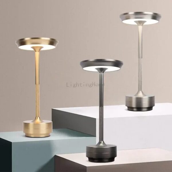 Lampe de bureau design en métal brossé avec éclairage LED intégré, idéale pour un bureau ou une décoration intérieure élégante.