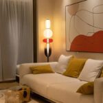 Lampe design avec éclairage doux dans un salon contemporain.