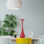 Lampe de décoration en forme de tube scientifique rouge, idéale pour une décoration moderne et originale dans un intérieur.