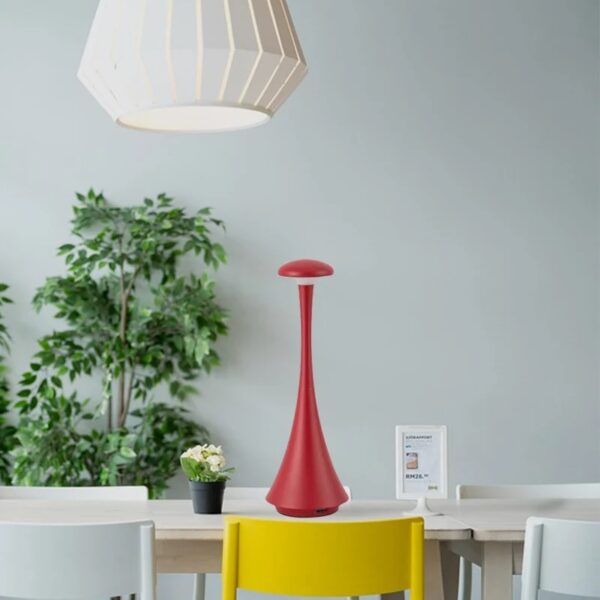 Lampe de décoration en forme de tube scientifique rouge, idéale pour une décoration moderne et originale dans un intérieur.