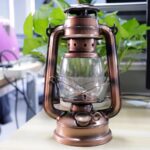 Lampe à pétrole vintage en cuivre pour décoration scientifique ou rétro.