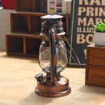 Lampe de camping vintage en cuivre avec poignée, idéale pour les activités en plein air ou la décoration rétro.