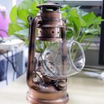 Lampe à pétrole vintage en cuivre avec verre, idéale pour décoration d'intérieur ou collection.