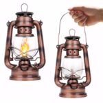 Lampe de camping vintage en cuivre avec flamme LED simulée, idéale pour l'extérieur ou la décoration intérieure rustique. Facile à transporter grâce à sa poignée, apportant une ambiance chale.
