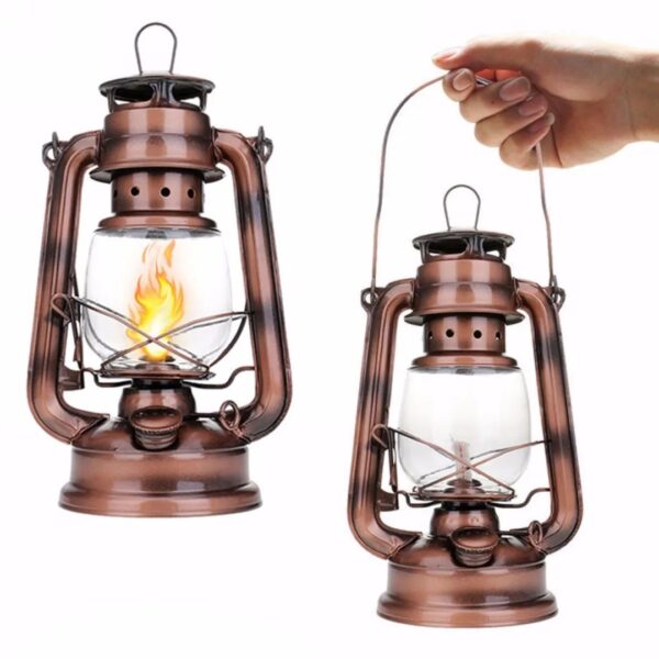 Lampe de camping vintage en cuivre avec flamme LED simulée, idéale pour l'extérieur ou la décoration intérieure rustique. Facile à transporter grâce à sa poignée, apportant une ambiance chale.