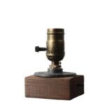 Microscope vintage en bois et métal, objet scientifique décoratif, parfait pour une décoration de style industriel ou scientifique, alliant charme ancien et authenticité.