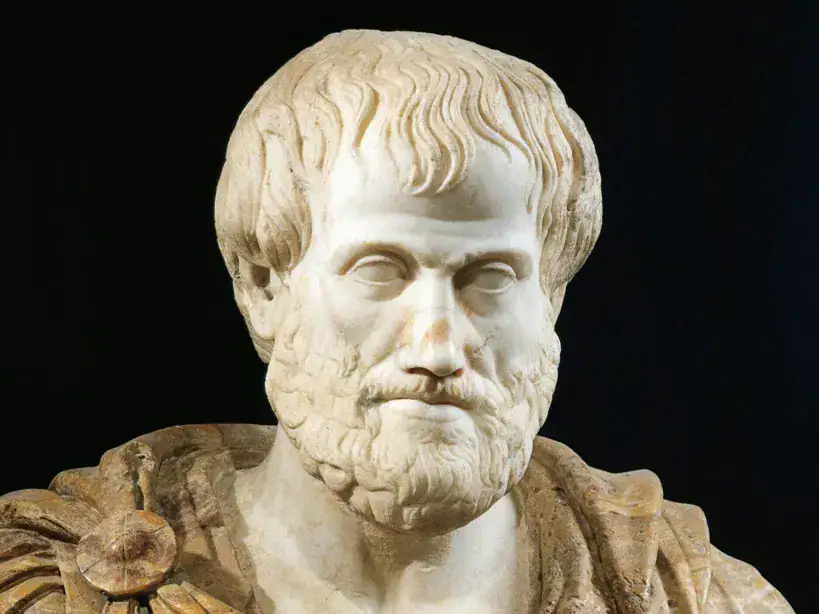 Homme antique en marbre, sculpture classique représentant une figure masculine avec une barbe et des cheveux bouclés, exposée sur un fond noir.