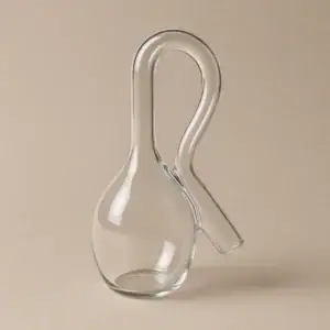 Vase en verre transparent en forme de ballon de laboratoire avec un long tube courbé, idéal pour la décoration scientifique ou de laboratoire.