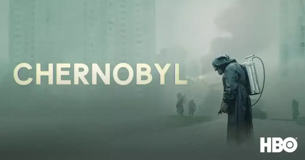 Bild eines Gärtners in Schutzkleidung bei der Reinigung eines kontaminierten Bereichs in Tschernobyl, mit Rauch und zerstörter Umgebung im Hintergrund.