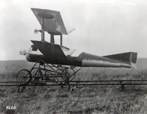 Véhicule expérimental historique avec ailes et fuselage en forme de fusée, posé sur un terrain herbeux, illustrant une innovation en aéronautique ancienne.