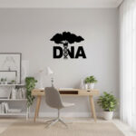 Décoration murale avec un arbre généalogique ADN et le mot "DNA" dans un bureau minimaliste, entouré de plantes vertes et d'une décoration épurée.