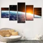 Vue spectaculaire de la Terre depuis l'espace avec le Soleil levant à l'horizon, illustrant la beauté de notre planète et l'immensité de l'univers.