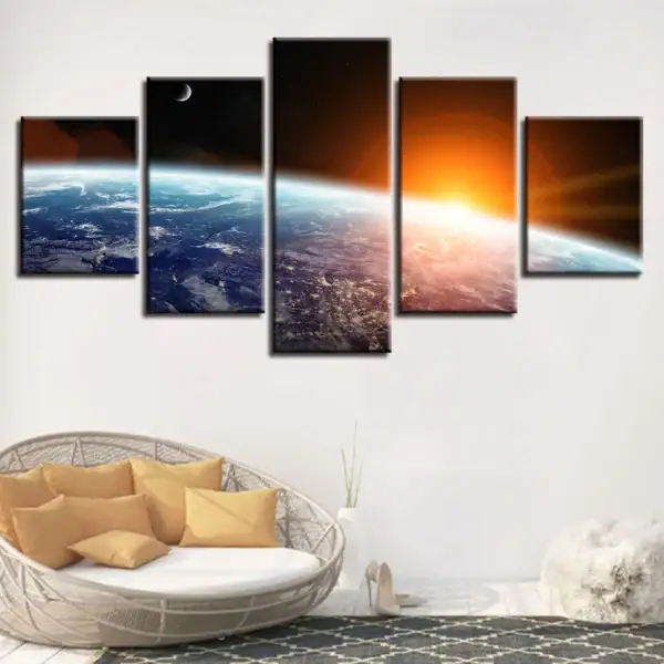 Vue spectaculaire de la Terre depuis l'espace avec le Soleil levant à l'horizon, illustrant la beauté de notre planète et l'immensité de l'univers.