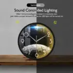 Horloge murale à thÚme scientifique avec éclairage LED ajustable, représentant la lune et l'espace, idéale pour décoration de bureau ou chambre d'étudiant.