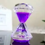 Horloge de sable en verre violet, objet décoratif scientifique, parfait pour une décoration originale et éducative.