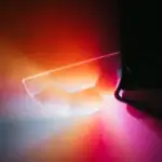 Périscope en verre de laboratoire avec lumière colorée, illustrant la science et la recherche.